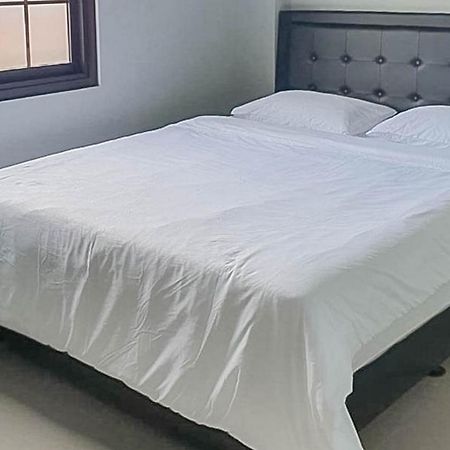 Mahkota Residence Mitra Reddoorz カラワン エクステリア 写真