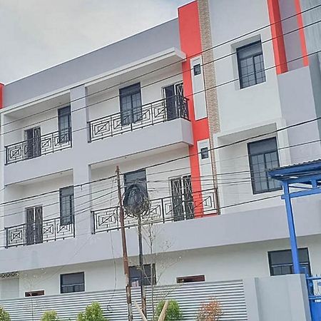 Mahkota Residence Mitra Reddoorz カラワン エクステリア 写真