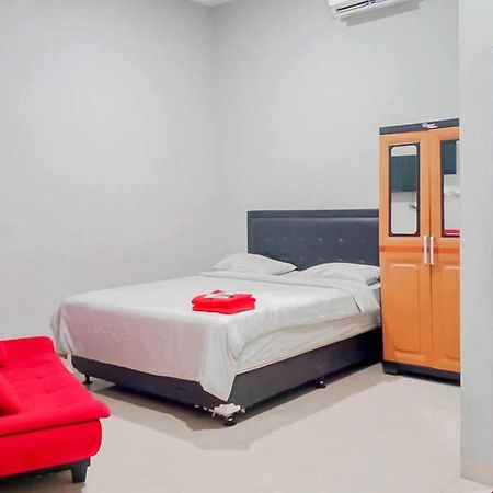 Mahkota Residence Mitra Reddoorz カラワン エクステリア 写真