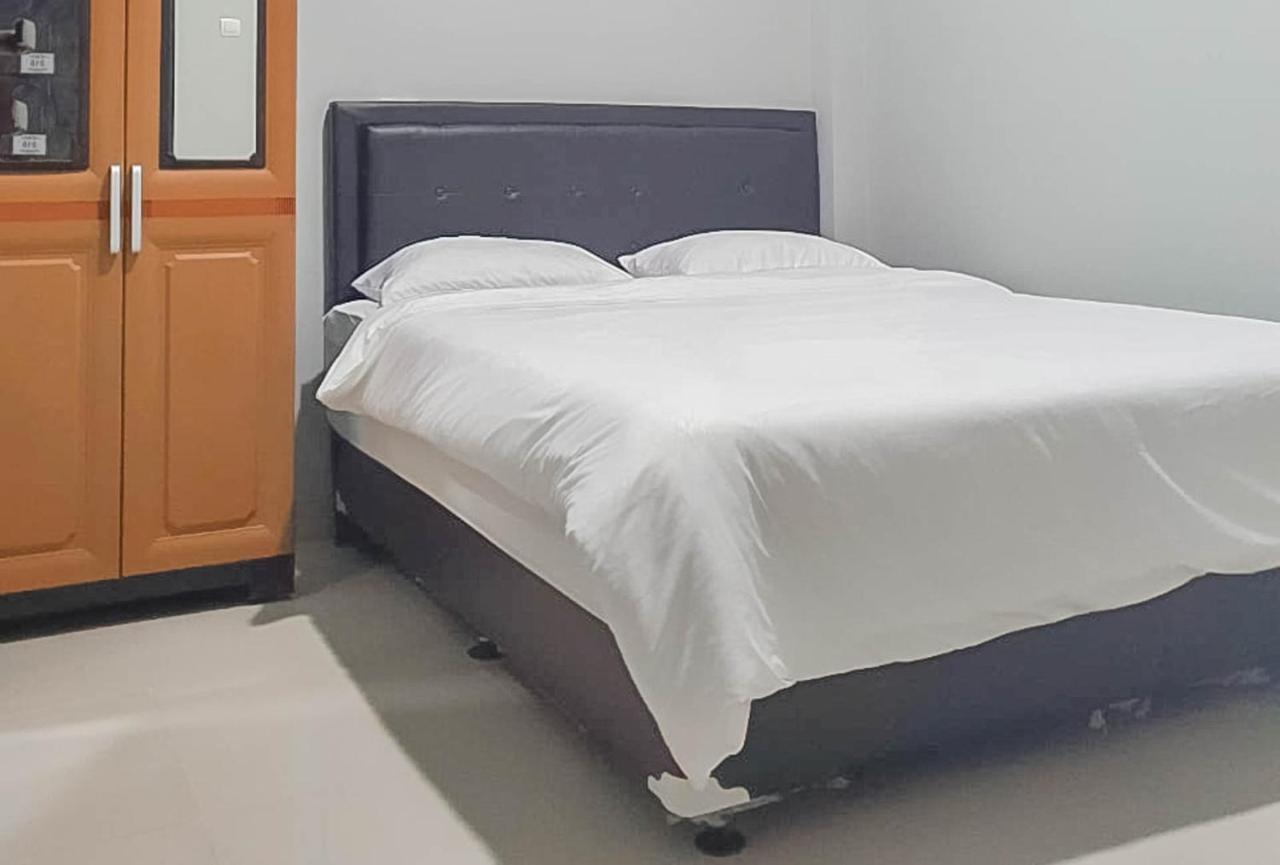 Mahkota Residence Mitra Reddoorz カラワン エクステリア 写真