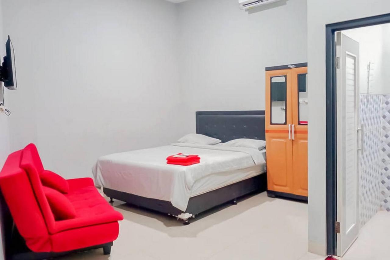 Mahkota Residence Mitra Reddoorz カラワン エクステリア 写真